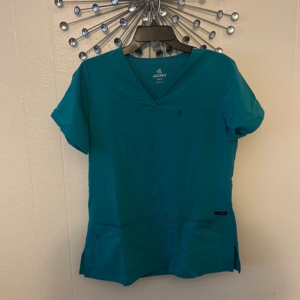 Jockey scrub top